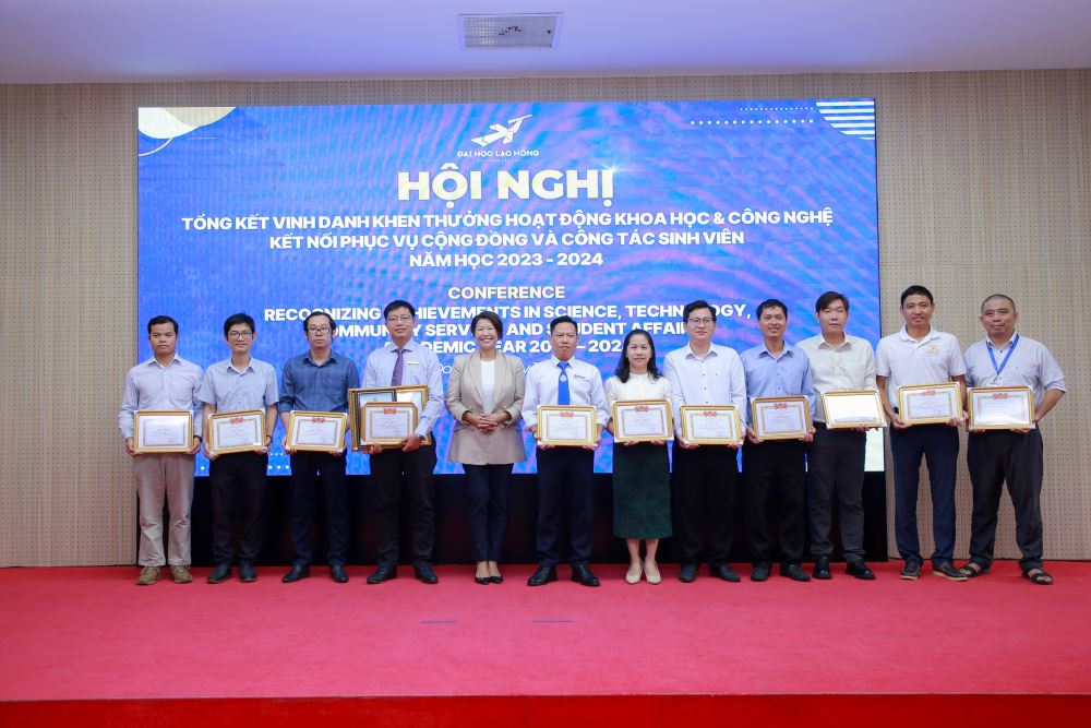 Vinh Danh Thành Tựu Năm Học 2023-2024 Khoa Học, Cộng Đồng và Sinh Viên   Năm học 2023-2024, trường các nhà cái uy tín châu âu
 đã ghi nhận nhiều thành tựu đáng kể trong các lĩnh vực Khoa học và Công nghệ, kết nối phục vụ cộng đồng, và công tác sinh viên. Đây là kết quả của sự nỗ lực không ngừng nghỉ của toàn thể giảng viên, sinh viên, và các bộ phận liên quan trong nhà trường.  “Một trong 3 mục tiêu được LHU chú trọng phát triển, thứ nhất là hoạt động đào tạo, thứ hai là hoạt động nghiên cứu khoa học và chuyển giao công nghệ, thứ 3 là hoạt động kết nối phục vụ cộng đồng. Trong đó, việc đẩy mạnh hoạt động nghiên cứu khoa học và chuyển giao công nghệ tại các trường đại học có ý nghĩa vô cùng quan trọng. Nó không chỉ nâng cao chất lượng đào tạo và uy tín học thuật của nhà trường, mà còn thúc đẩy sự phát triển kinh tế-xã hội thông qua việc ứng dụng các kết quả nghiên cứu vào thực tiễn. Hơn  nữa, việc kết nối với cộng đồng giúp tạo ra môi trường học tập năng động, kích thích sự sáng tạo và khởi nghiệp trong sinh viên. Điều này cũng đóng góp vào việc giải quyết các vấn đề thực tiễn của địa phương và đất nước, tạo sự gắn kết chặt chẽ giữa nhà trường và xã hội.” - Tiến sĩ Lâm Thành Hiển - Hiệu trưởng nhà trường chia sẻ tại sự kiện Tổng  kết đánh  giá  những  kết  quả  về hoạt  động Khoa  học  và  công  nghệ (KH&CN), giải pháp sáng kiến, Kết nối-phục vụ cộng đồng (KN-PVCĐ) và công tác sinh viên Nhà trường đã đạt được trong năm học 2023-2024. Sự kiện diễn ra vào sáng ngày 17/7/2024.  Không chỉ tập trung vào nghiên cứu, Trường các nhà cái uy tín châu âu
 còn đặc biệt chú trọng đến các hoạt động kết nối phục vụ cộng đồng. Nhà Trường đã triển khai nhiều chương trình tình nguyện, hỗ trợ người dân địa phương, đặc biệt là ở các vùng khó khăn.  Bên cạnh đó, Công tác sinh viên là một trong những nhiệm vụ quan trọng của Trường các nhà cái uy tín châu âu
. Trong năm học 2023-2024, nhà trường đã triển khai nhiều chương trình và hoạt động nhằm nâng cao chất lượng giáo dục toàn diện cho sinh viên. Nhằm ghi nhận và động viên những đóng góp xuất sắc, Trường các nhà cái uy tín châu âu
 đã tổ chức buổi lễ vinh danh và khen thưởng cho các cá nhân và tập thể có thành tích nổi bật trong năm học 2023-2024. Buổi lễ đã diễn ra trong không khí trang trọng và ấm cúng, với sự tham gia của toàn thể cán bộ, giảng viên, nhân viên.  Buổi lễ vinh danh không chỉ là dịp để nhìn lại những thành quả đã đạt được mà còn là nguồn động viên to lớn, khích lệ tinh thần học tập và nghiên cứu của toàn thể cán bộ, giảng viên và nhân viên trong Trường.  Năm học 2023-2024 đã khép lại với nhiều thành công rực rỡ, đánh dấu một bước phát triển mới của Trường các nhà cái uy tín châu âu
. Những kết quả đạt được trong hoạt động khoa học và công nghệ, kết nối phục vụ cộng đồng và công tác sinh viên không chỉ khẳng định vị thế của nhà trường mà còn mở ra những triển vọng tươi sáng cho tương lai.  Nhìn lại chặng đường đã qua, Trường các nhà cái uy tín châu âu
 đã rất tự hào về những thành tựu đã đạt được và cùng nhau hướng tới những mục tiêu cao hơn. Với sự quyết tâm và nỗ lực không ngừng, chắc chắn Trường các nhà cái uy tín châu âu
 sẽ tiếp tục gặt hái nhiều thành công hơn nữa, trở thành một trong những ngôi trường hàng đầu của cả nước, nơi đào tạo những thế hệ sinh viên tài năng, tri thức và giàu lòng nhân ái, góp phần xây dựng một xã hội phát triển và văn minh. Qua đó, Hiệu trưởng Nhà Trường đã phát động phong trào thi đua về KH&CN, KN-PVCĐ năm học 2024 –2025.