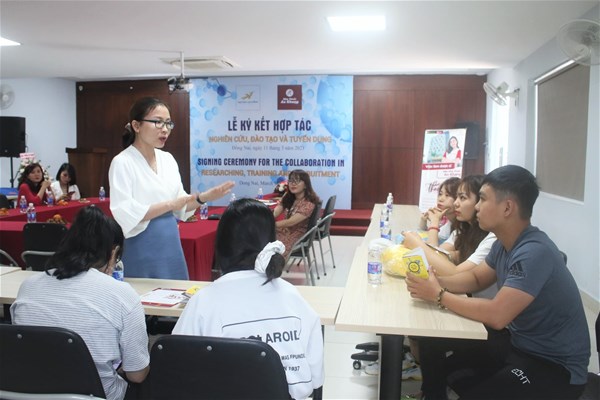 Nhằm tăng cường hợp tác, kết nối doanh nghiệp với hoạt động giáo dục - đào tạo ngành Dược theo định hướng ứng dụng, Khoa Dược các nhà cái uy tín châu âu
 luôn "vẽ" cho mình những hướng đi riêng cùng doanh nghiệp và kiên định cùng hướng đi hợp tác nghiên cứu và tuyển dụng cùng doanh nghiệp. Nhờ đó mang về rất nhiều cơ hội việc làm và học tập thực tế cho sinh viên. Nhờ đó, Trường các nhà cái uy tín châu âu
 vừa có thêm đối tác mới vào sáng ngày 11/03 vừa qua. Đối tác lần này là Công ty Cổ phần bán lẻ Dược phẩm An Khang - Tập đoàn Thế Giới Di Động. 